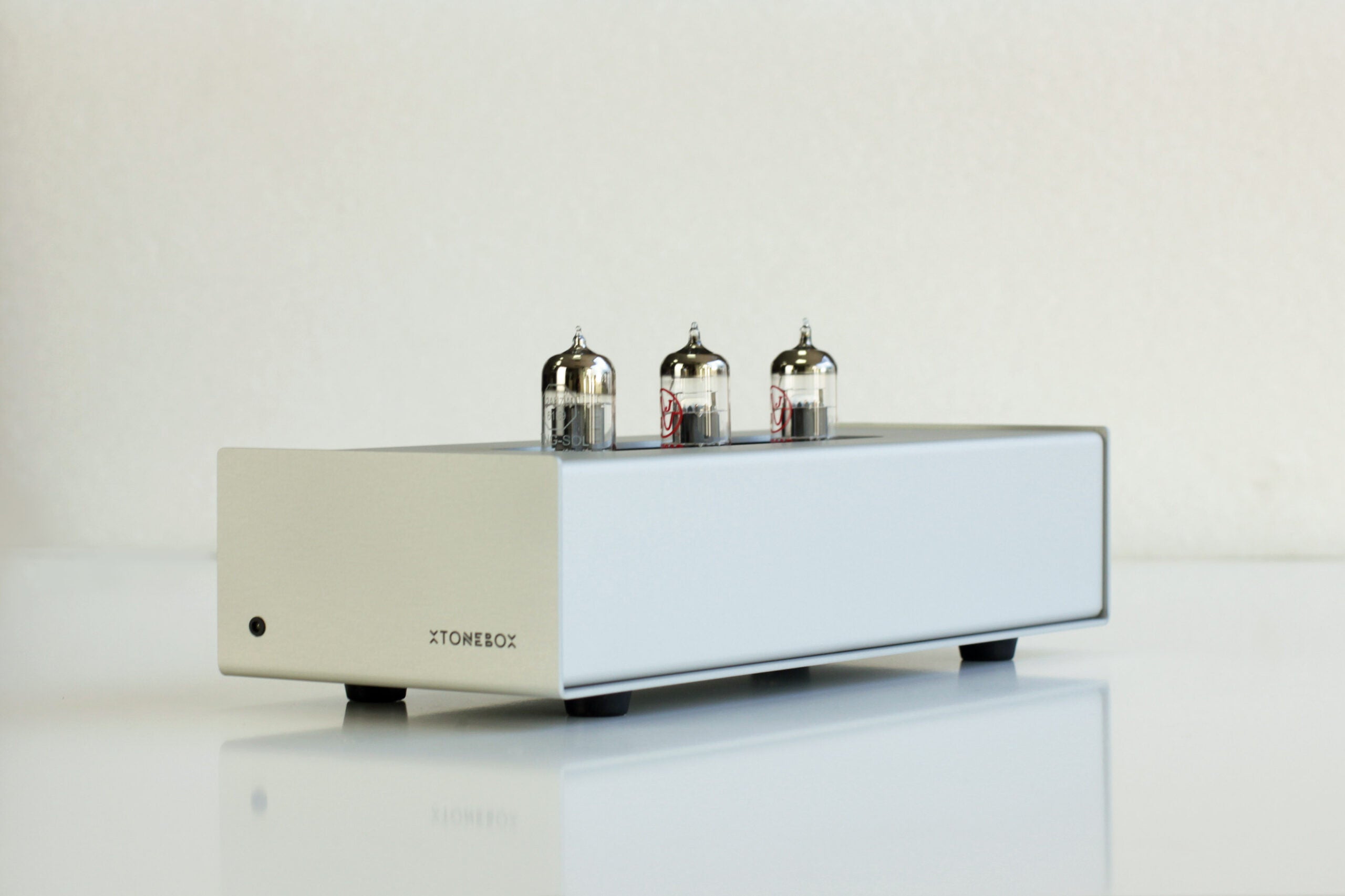 XTONEBOX 60SP MM phono stage side view with three vacuum tubes on top