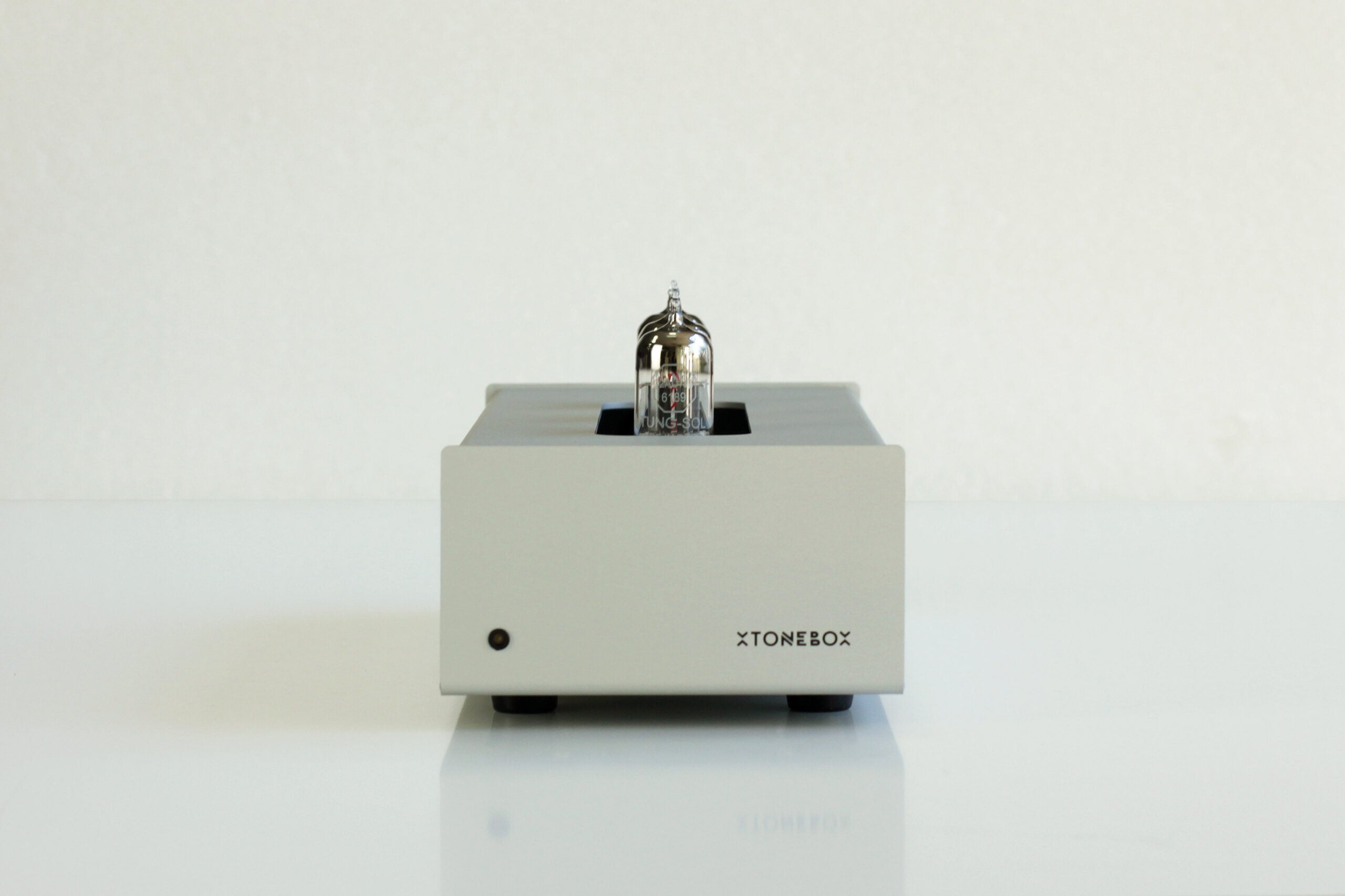 XTONEBOX 60SP MM phono stage front view with one vacuum tube on top