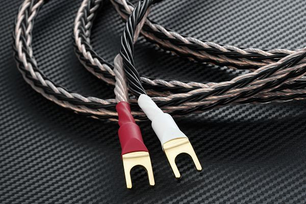 Speaker cable with gold banana plugs, one red and one white insulator