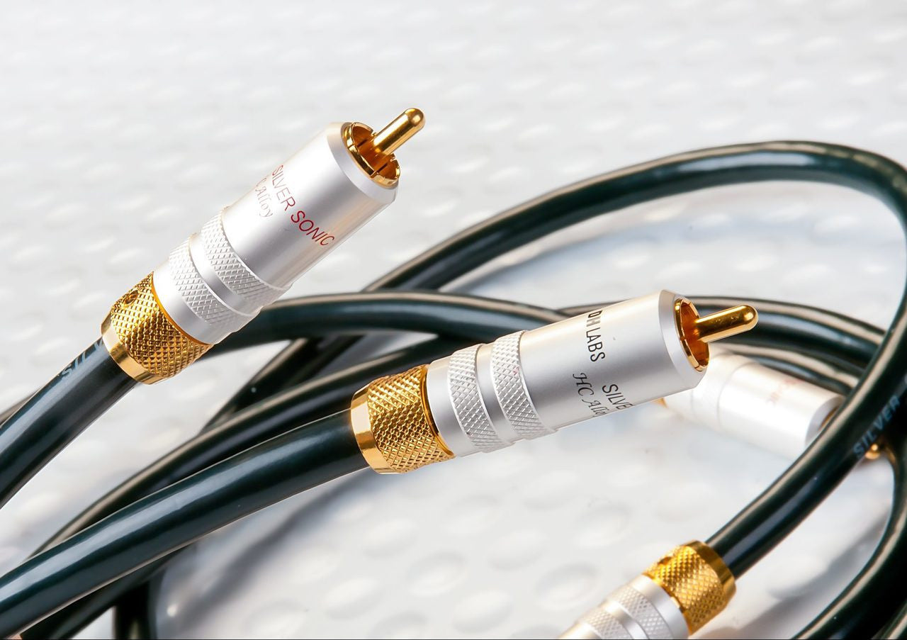 DH-Labs Air Matrix 0.5cm audio cable with gold RCA plugs, close-up connectors