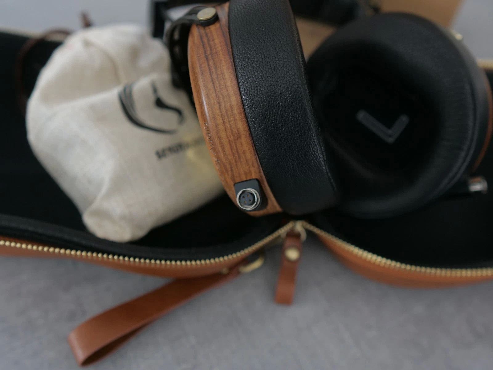 Sendy Audio peacock headphones Black headphones with wood headband arms and brown leather straps
