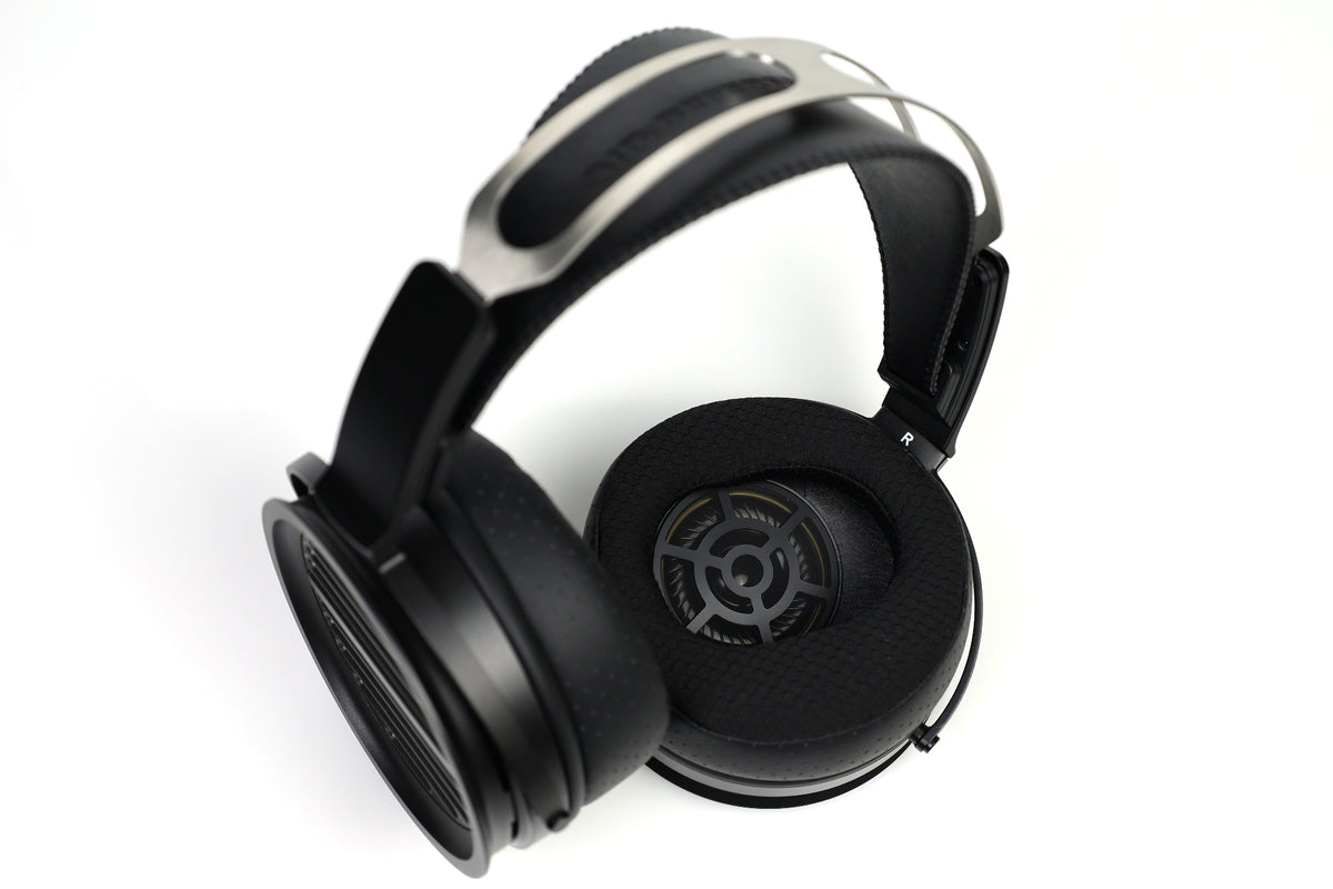Black over-ear aune ar3000 headphones with silver metallic accents on the headband, shown on a clean white background.