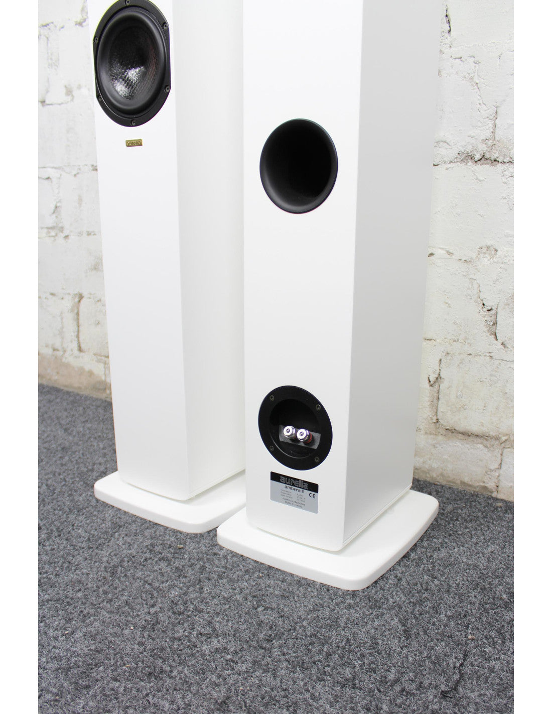 aurelia ambera II floorstanding loudspeakers in white