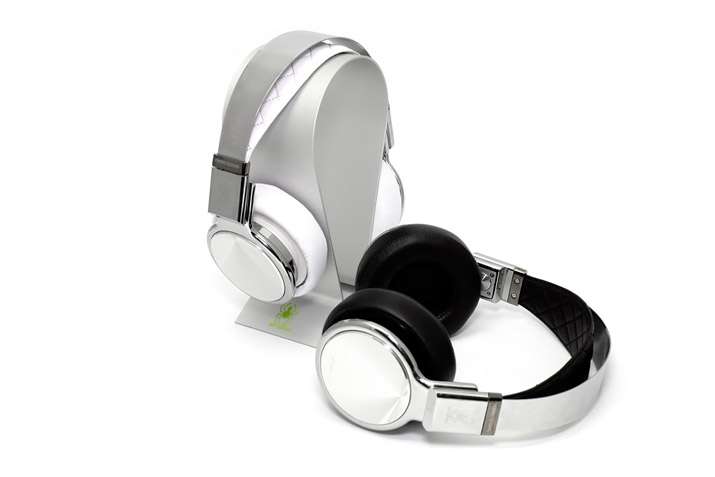 White and black Perfectsound D901 headphones displayed on a white background.